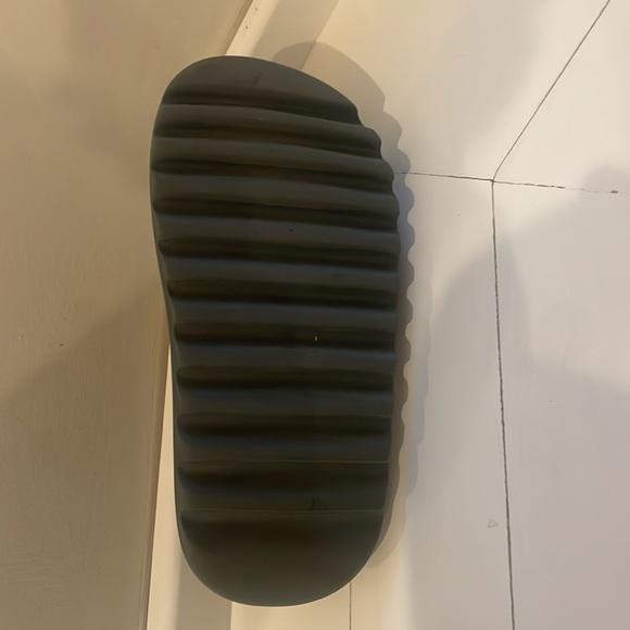 Yeezy Slides - Picture 3 of 3